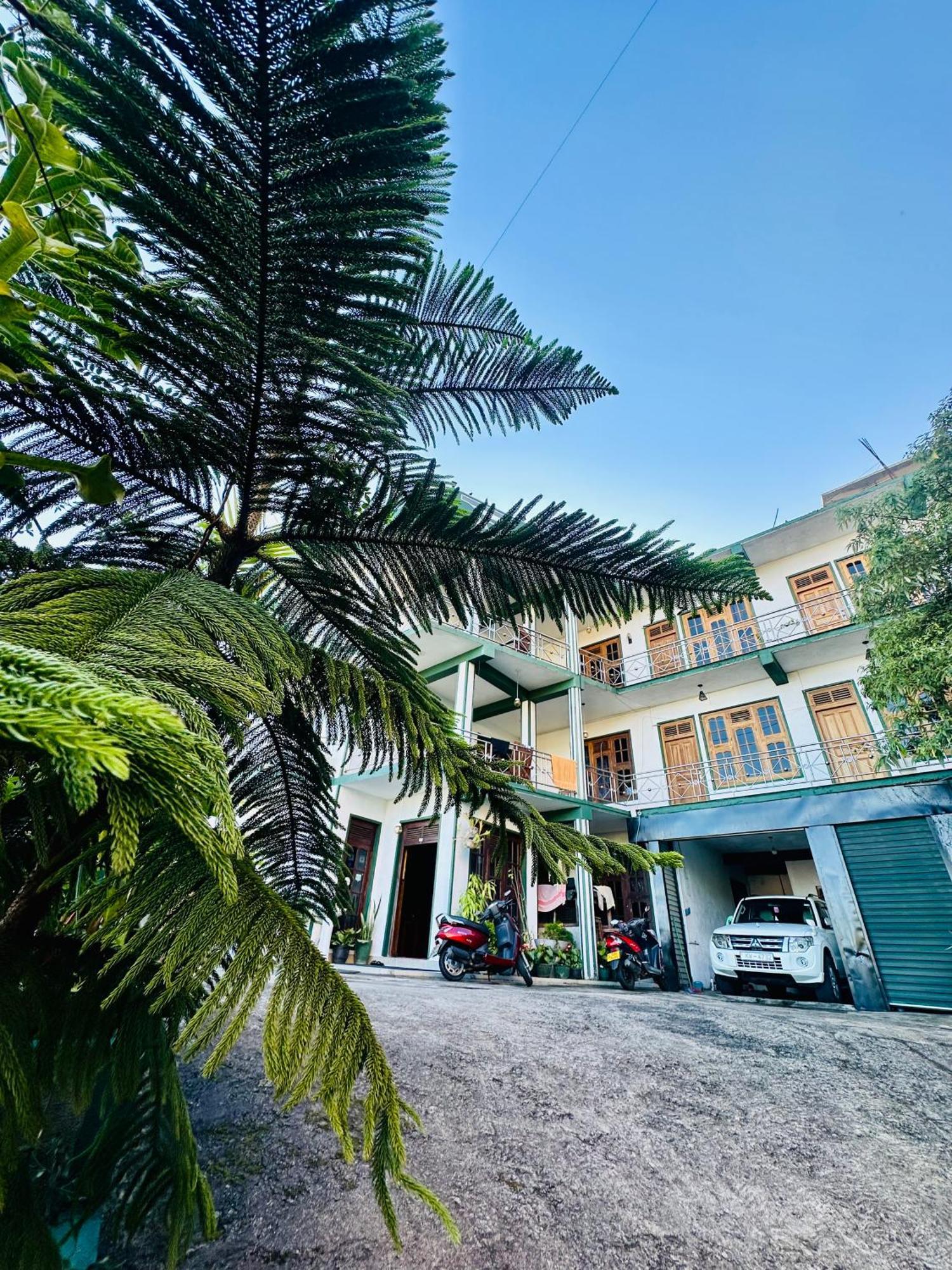 Abc Guest Inn & Restaurant Хапутале Екстериор снимка