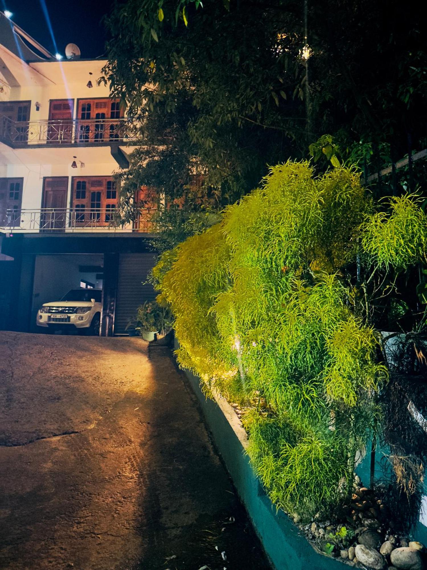 Abc Guest Inn & Restaurant Хапутале Екстериор снимка